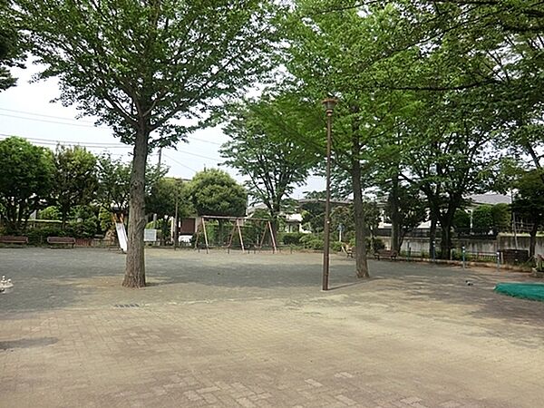 常盤台南公園まで814m、70年代に宅地造成された中にあり、付近には保土ケ谷簡易裁判所、陸上自衛隊横浜駐屯地があります。滑り台・砂場などあります。
