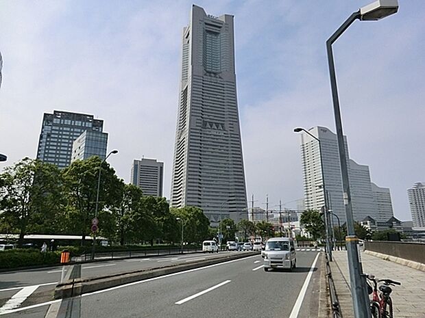 横浜ランドマークタワーまで1087m、タワー棟を中心とするオフィス、ホテル、ショッピングモールを核に、展望フロアや多目的ホールなど多彩な施設を併設。