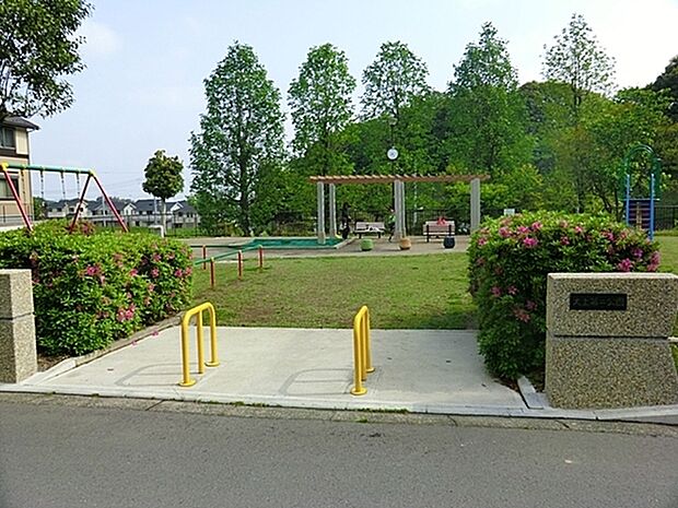 三保大上第二公園まで157m、公園内には、家の形をした遊具や砂場テーブルなど、小さな子どもでも遊べる遊具があります。