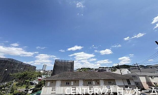 《眺望》 ■目の前には気持ちの良い空が広がります。開放的で開けた空間が望めます。
