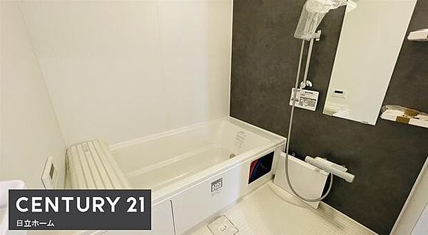 《浴室》　バスルームは一日の疲れを癒す居心地の良い空間です。