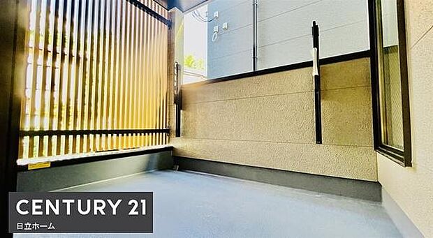 《バルコニー》 ■さわやかな風が通り暖かい光がふりそそぐバルコニー