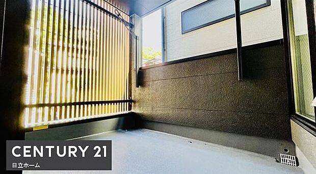 《バルコニー》 ■さわやかな風が通り暖かい光がふりそそぐバルコニー