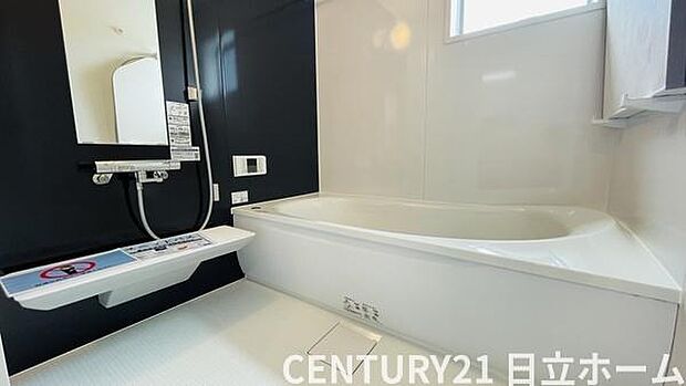 《浴室》 ■ホテルライクな上質バスタイムが毎日叶う。温もりと清潔感が融合した広々浴室。湯船に身を沈めれば、疲れが溶けていく贅沢なひとときを。