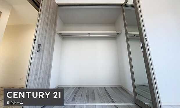 《収納》 ■室内をいつもすっきり保てる、収納力のあるクローゼット。ハンガーパイプと棚板で衣類の整理整頓がしやすく、日々の暮らしをスマートにサポート。