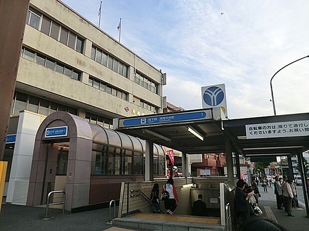 横浜市営地下鉄ブルーライン 港南中央駅まで905m、港南区役所、警察署、消防署などの行政施設が駅前に集中しています。複合商業施設も隣接していて便利です。
