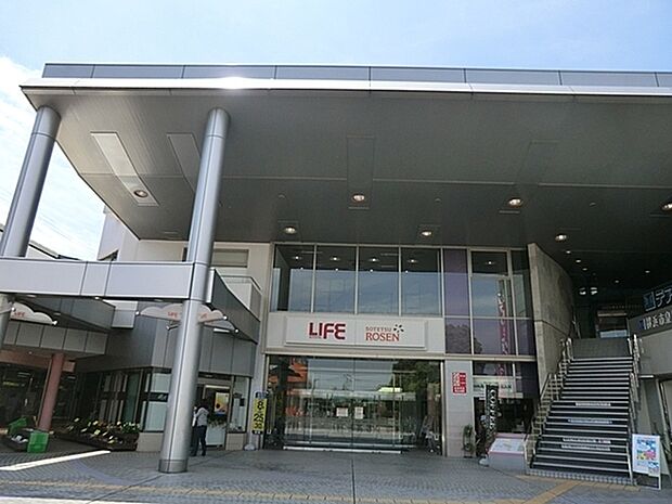 そうてつローゼンいずみ中央店まで620m、広い店内は、所狭しと商品が陳列してあります。お目当てのモノもきっと見つかる宝探し。ゆっくりお買い物を楽しめます。