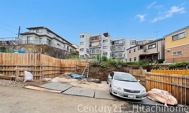 《前面道路》 「空」×「光」×「風」。開放感を具現化したような現地は、まさに「永住の地」としての選択肢です。