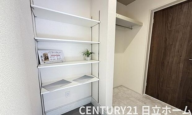 《シューズインクローク》 ■シューズインクローク。靴だけでなくアウトドア用品や雨具などもスッキリ収納可能です。