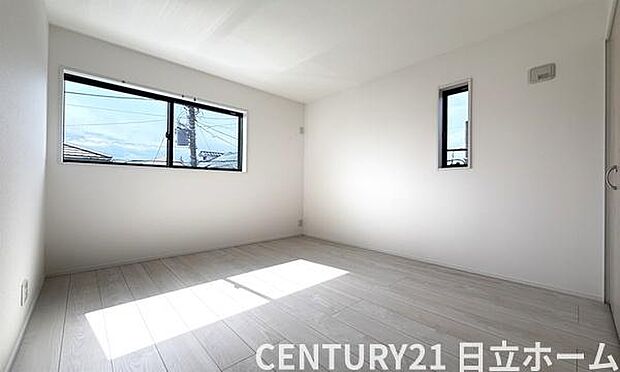 《子供部屋・洋室》　■白い壁が窓から射し込む光を室内にまわし、柔らかな明るさを奥まで届ける。穏やかな空気に満ちた空間。