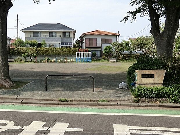 谷津坂第二公園まで160m、砂場、遊具があり小さなお子さんにはちょうどいい公園です。