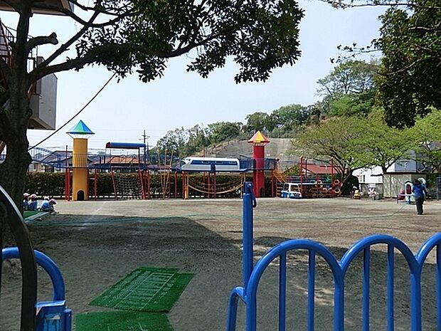 小菅ヶ谷幼稚園まで1121m、多くの活動や経験を通じて、無限の可能性を秘めている幼児の発達を助長し、心身共にたくましい子どもを育てる。