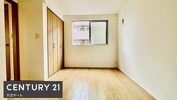 《寝室》　■心地よい眠りへといざなうしっとりと落ち着いた雰囲気の寝室。