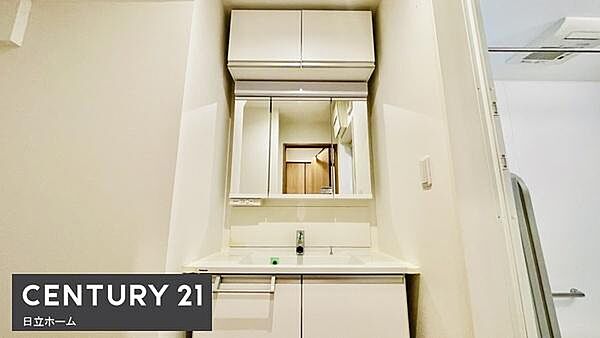 《洗面台》　■朝のバタバタした身支度を支えてくれる洗面所。