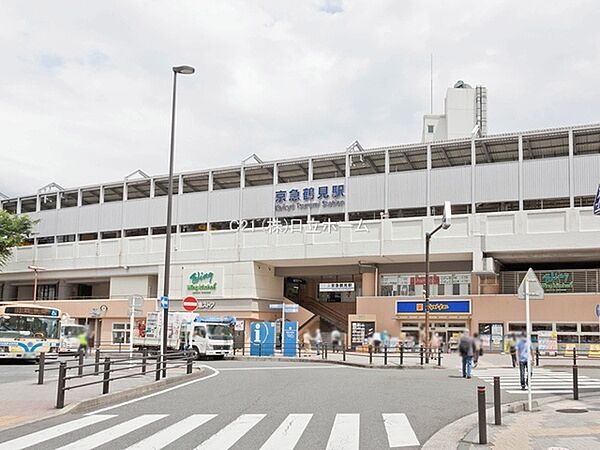 京急鶴見駅（京浜急行電鉄本線）まで1323m、品川、都内へのアクセス良く、通勤・通学にも良好です。