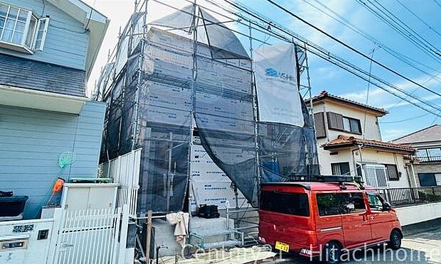 《外観》　■青空の下、洗練されたデザインが輝く住まい。新しい暮らしを始めるのにふさわしい、光と風が心地よい空間です。