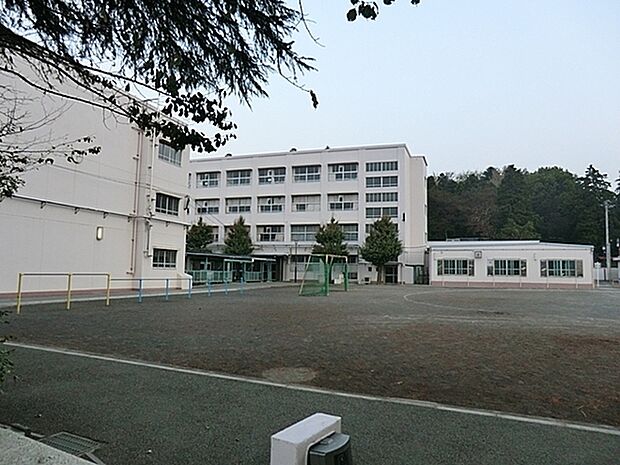 横浜市立岡津小学校まで626m、創立大正大正10年4月1日 (明治6年7月・岡津学舎)
