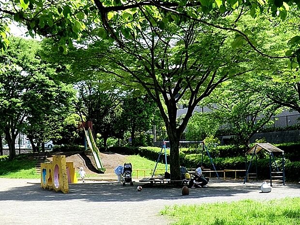 西が岡公園まで1053m、木々の木漏れ日の下で、涼を取る事も出来ます。見通しの良い公園ですので、お子様を安心して遊ばせられます。