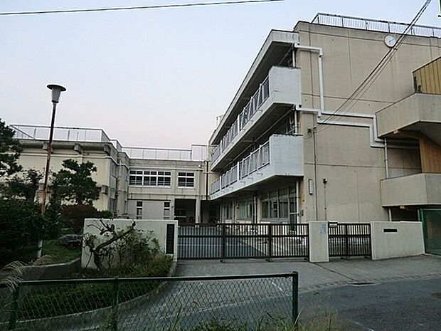 横浜市立岡津中学校まで1605m