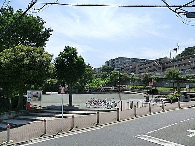 中原公園まで223m、地域の幅広い年代が利用できる広々とした公園です
