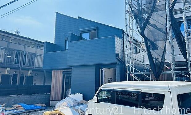 《外観》　■青空の下、洗練されたデザインが輝く住まい。新しい暮らしを始めるのにふさわしい、光と風が心地よい空間です。