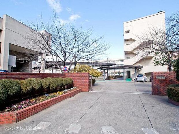 横浜市立西柴中学校まで574m