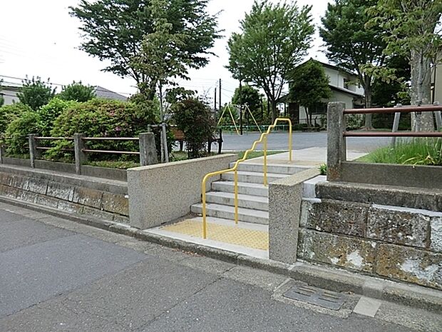 西柴第三公園まで944m、きれいに整備された気持ちの良い空間で遊べます。