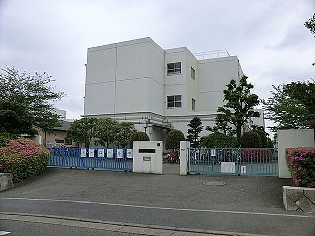 川崎市立片平小学校まで437m
