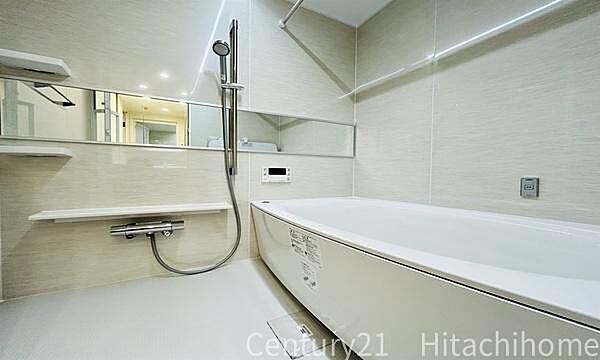 《浴室》　バスルームは一日の疲れを癒す居心地の良い空間です。