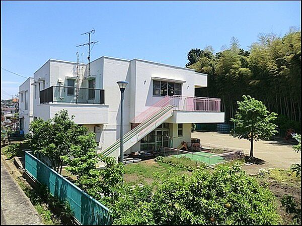 横浜市笹下南保育園まで972m、住宅街にありながら珍しく広い庭を持ち、周辺には公園もいくつかあり、自然に恵まれた環境にあります。