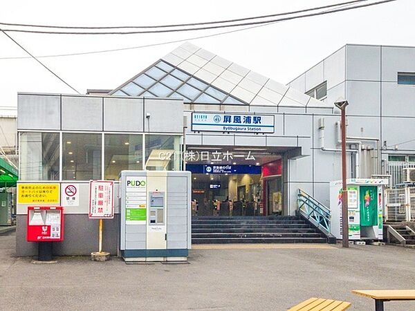 屏風浦駅(京急 本線)まで1145m、駅前すぐが環状2号の立地で、住宅地の中にある駅です。 駅前にはスーパーやクリニックなどあり仕事帰りの買い物に助かりますね