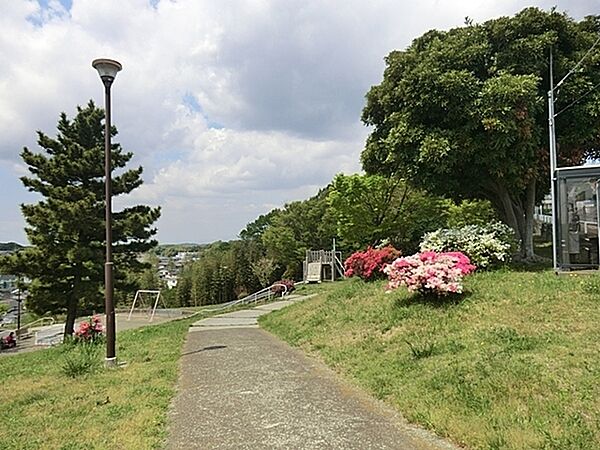 鍛治ヶ谷南公園まで797m、長いローラーすべり台。広い花壇には季節の花々が咲く穴場の公園です。
