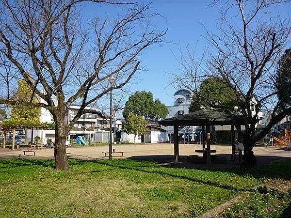 橘公園まで250m、ブランコ、シーソーがあります。メインとなる大型の複合遊具は、鬼ごっこやかくれんぼなどをしても楽しめそうな立派なもの。