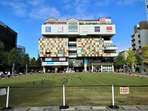モザイクモール港北まで1497m、センター北駅前の大観覧車が目印。複合商業ビル。多数の店舗が入っています。楽しいイベントも随時開催中。