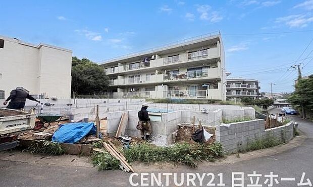 《外観》車通りも少ないため、落ち着いた雰囲気です。お子様がいらっしゃる方もご安心かと思います。