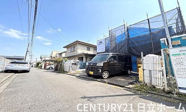 《前面道路》 ■道路とフラットな区画です。