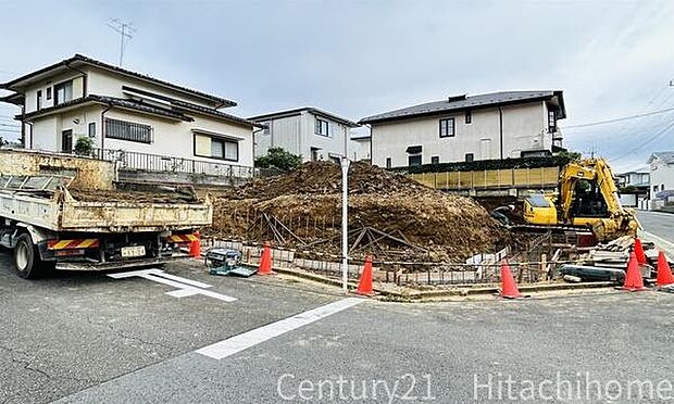 《前面道路》 ■家族みんなが落ち着ける場所。明るい空間で心も暖か、朝から爽やかな気分。寝る時も包みこまれるようにふんわりと。家にいることが心と体に優しい暖かな暮らし。