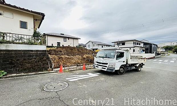 《前面道路》 「空」×「光」×「風」。開放感を具現化したような現地は、まさに「永住の地」としての選択肢です。