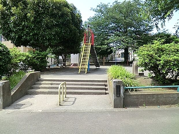三ツ境第四公園まで323m、相鉄線三ツ境駅より徒歩12分。高台にあるゆったりとした公園。