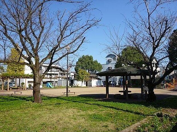 橘公園まで385m、ブランコ、シーソーがあります。メインとなる大型の複合遊具は、鬼ごっこやかくれんぼなどをしても楽しめそうな立派なもの。