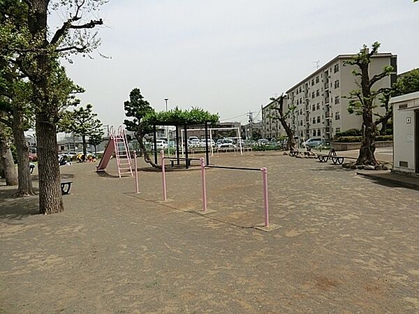 台町公園まで584m、遊具広場にはコンビネーション遊具やブランコ、滑り台などがあり子どもが楽しく遊べる場所になっています。