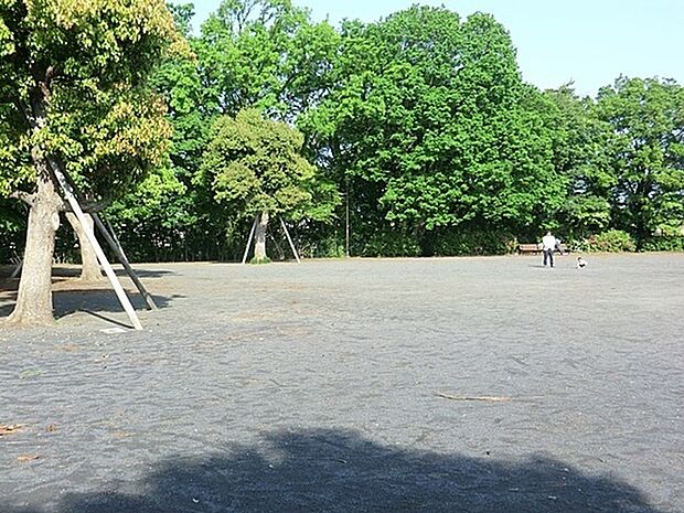 阿久和西向原第二公園まで1317m、地域の子育てイベントなどの拠点となっている