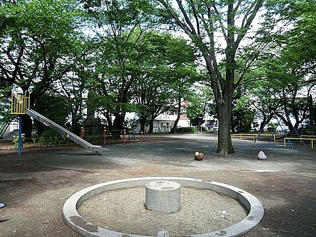 中和田公園まで999m、木々の木漏れ日の下で、涼を取る事も出来ます。見通しの良い公園ですので、お子様を安心して遊ばせられます。