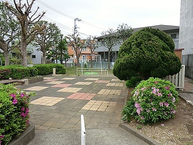 長尾台公園まで2411m、住宅街のスタンダードな公園です。木々の緑も豊かで、季節の移り変わりも感じられます。