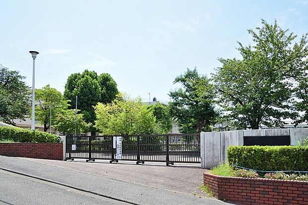 横浜市立あざみ野第2小学校まで1256m、学校教育目標は『 かがやき　ふれあい　夢をつむぐ』です。