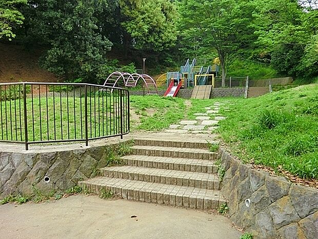 弘明寺公園まで1307m、春には桜が咲き誇り、たくさんのお花見客で賑わいます。すべり台などの遊具のある広場もあるのでお子様連れで楽しめる公園です。