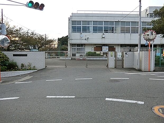 横浜市立瀬ケ崎小学校まで704m、学校教育目標「やさしさいっぱい　ともだちいっぱい　みんないきいき　瀬ケ崎っ子」
