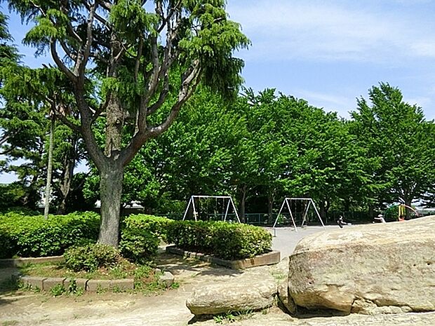 鷹取公園まで1288m、子供の遊び場に便利です。岩場がある公園。