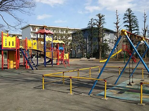 平間公園まで302m、児童プールがある大きめな公園。遊具も揃っており、楽しめます。