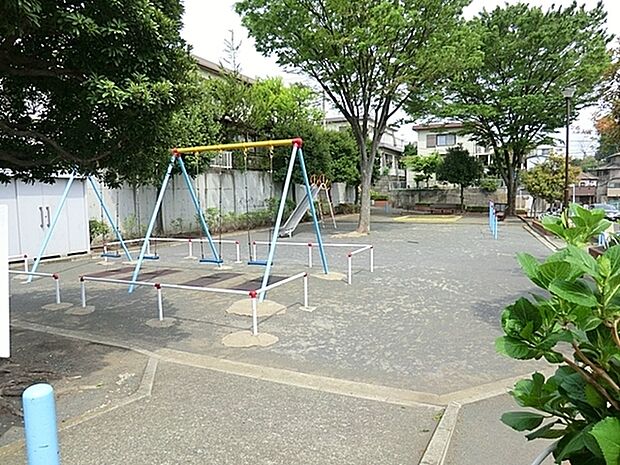 菅田利倉公園まで826m、住宅街のスタンダードな公園です。公園の設備には水飲み・手洗い場があります。